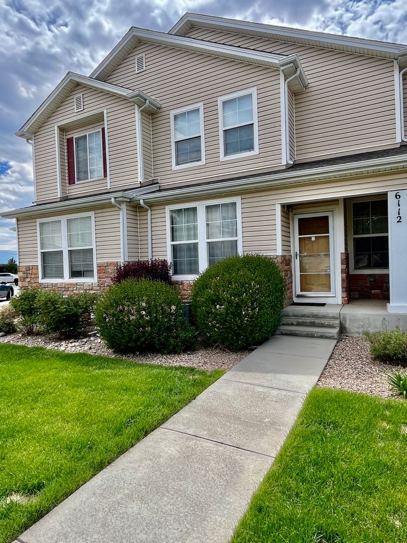 *ONE MONTH FREE RENT!* Beautifully Updated 3 Bedroom Town Home