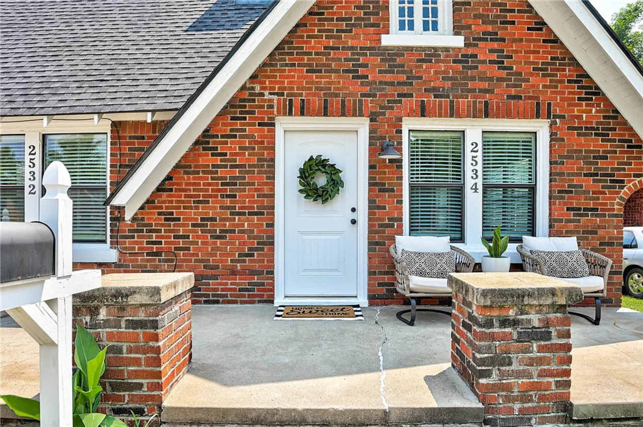 Historic Charm Meets Modern Comfort Near The Plaza!