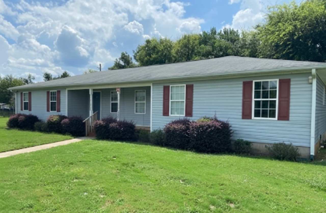 Dorothy's Place - 529 Railroad Street