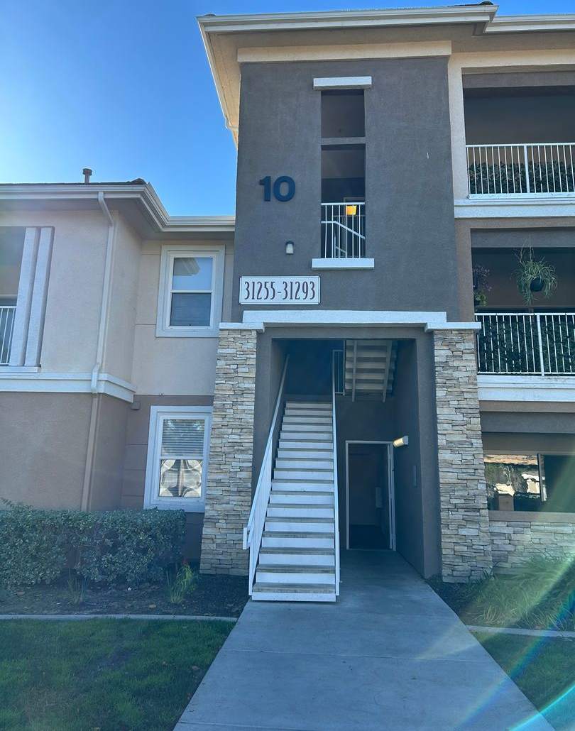 Temecula PKwy. 1 Bedroom, 1 Bath Condo with Garage