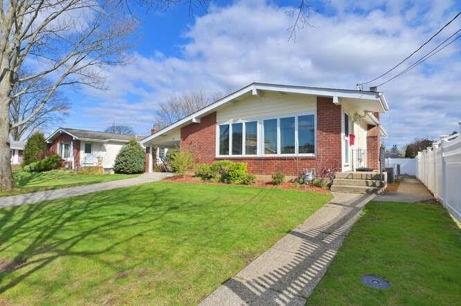 10 Pickwick Drive S
