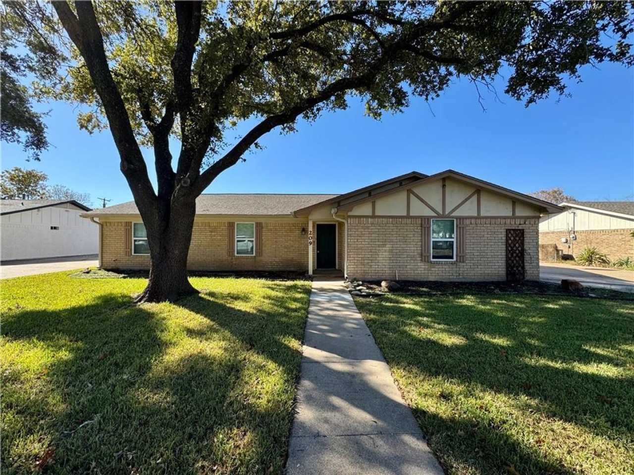 Charming Single Family Home In Hewitt, TX *Leasing Special Available*