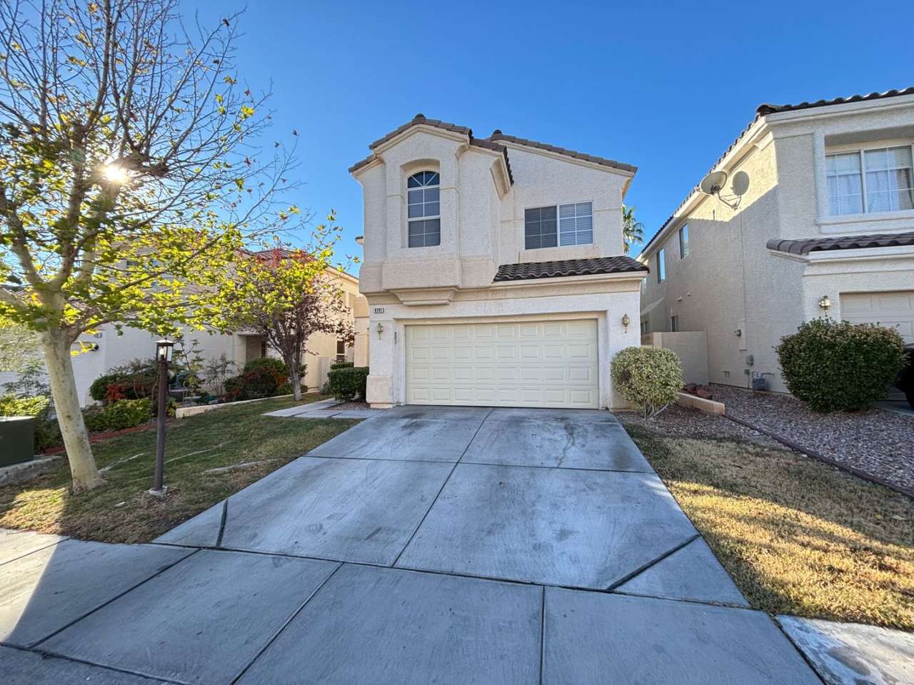Gorgeous 3BED / 2.5 BATH home located in the gated community of Peccole Ranch!