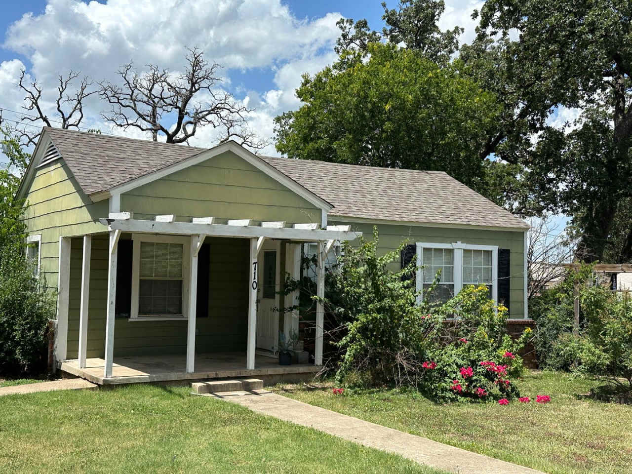 Bryan - 2 bedroom / 1 bath house / back  front yard nice size.