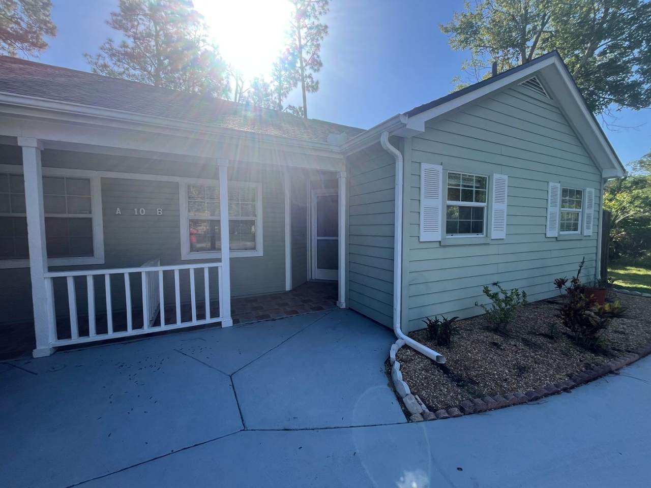 Super Cute 3bd 2bath with Florida Room!!