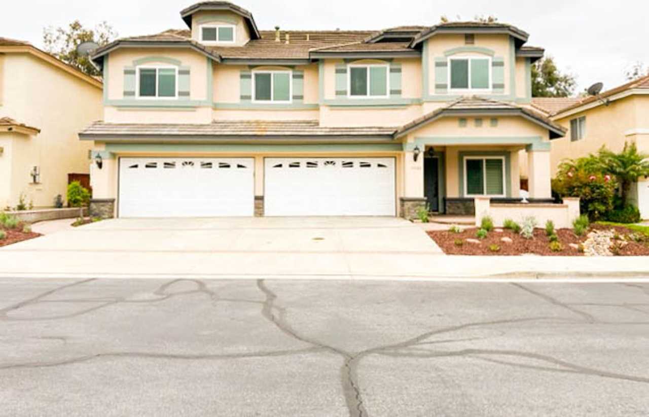 **STUNNING** 8 BEDROOM SOLAR HOME IN GATED COMMUNITY IN MURRIETA!