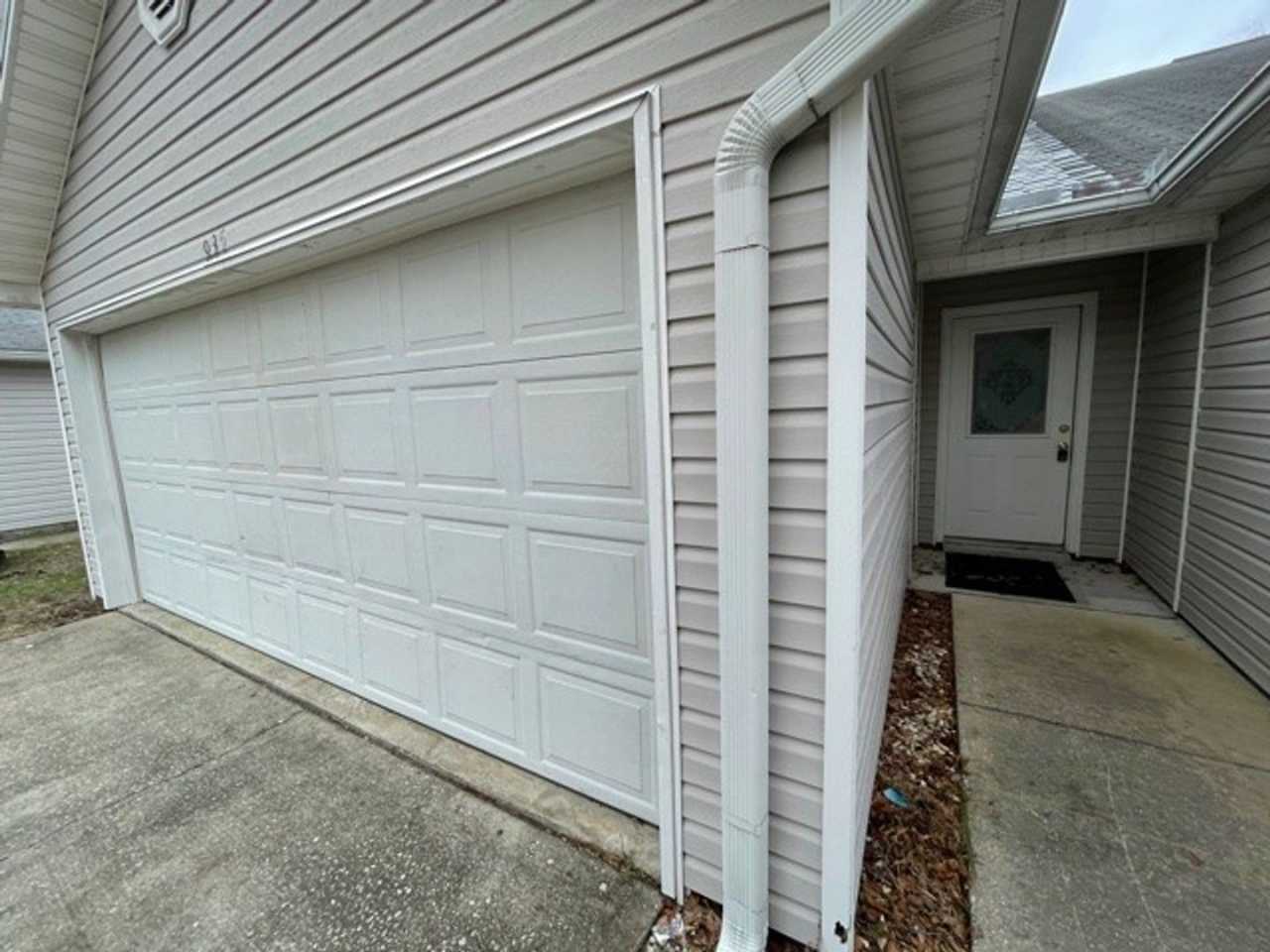 Cute 2 Bedroom 2 Bathroom 2 Car Garage Townhome For Rent!