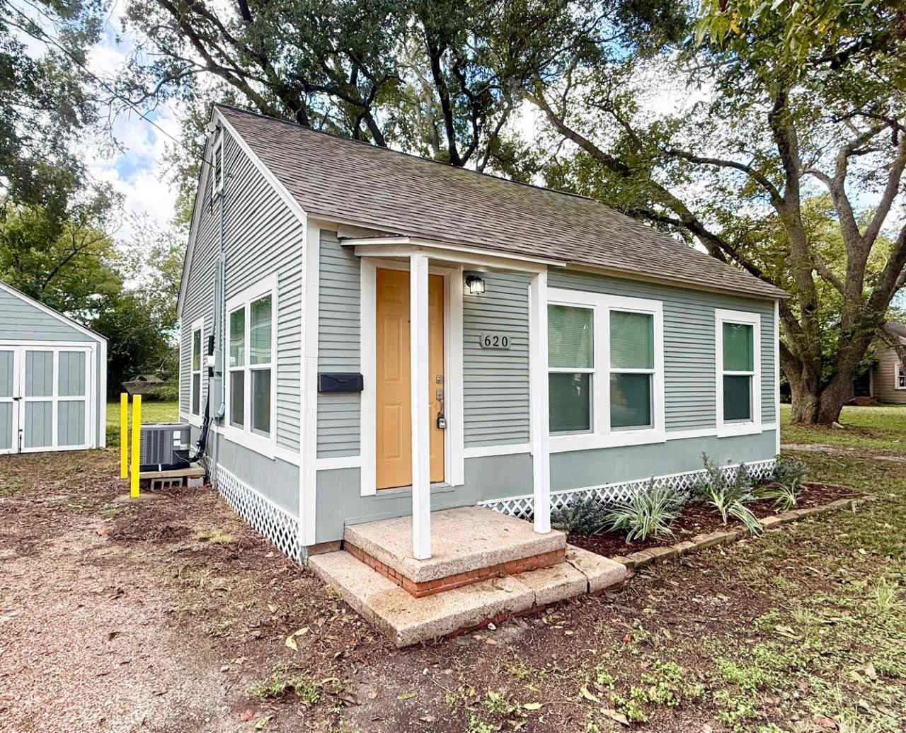 Adorable 2/1/1 Craftsman Cottage !