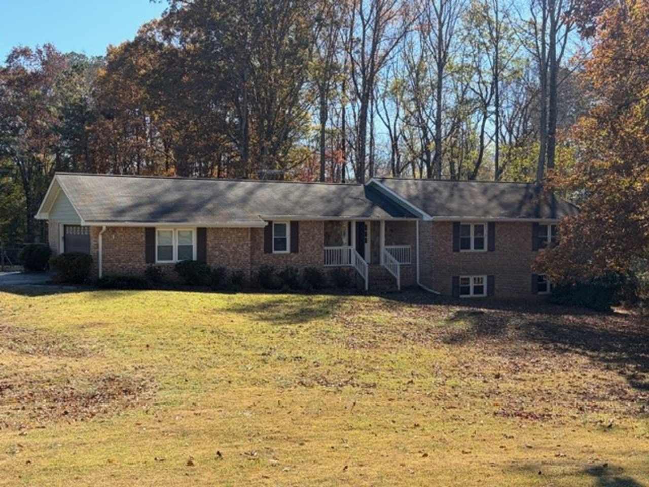 185 Redwood Circle, Fayetteville, GA 30214 – 3 BD - 2 BTH. Available NOW!