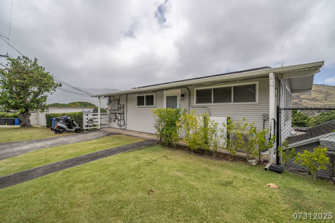 3Bd 2Ba 1Pkg SFH in Manoa -$4300 Must See!!!
