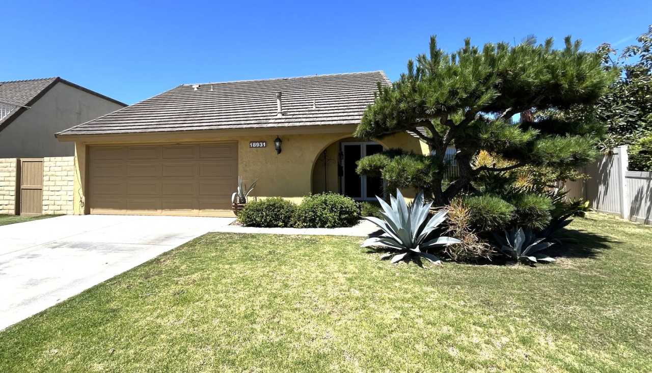 Wonderful Home 3-Bedrooms, 2-Bath Plus Office/Den Close to the Beach!