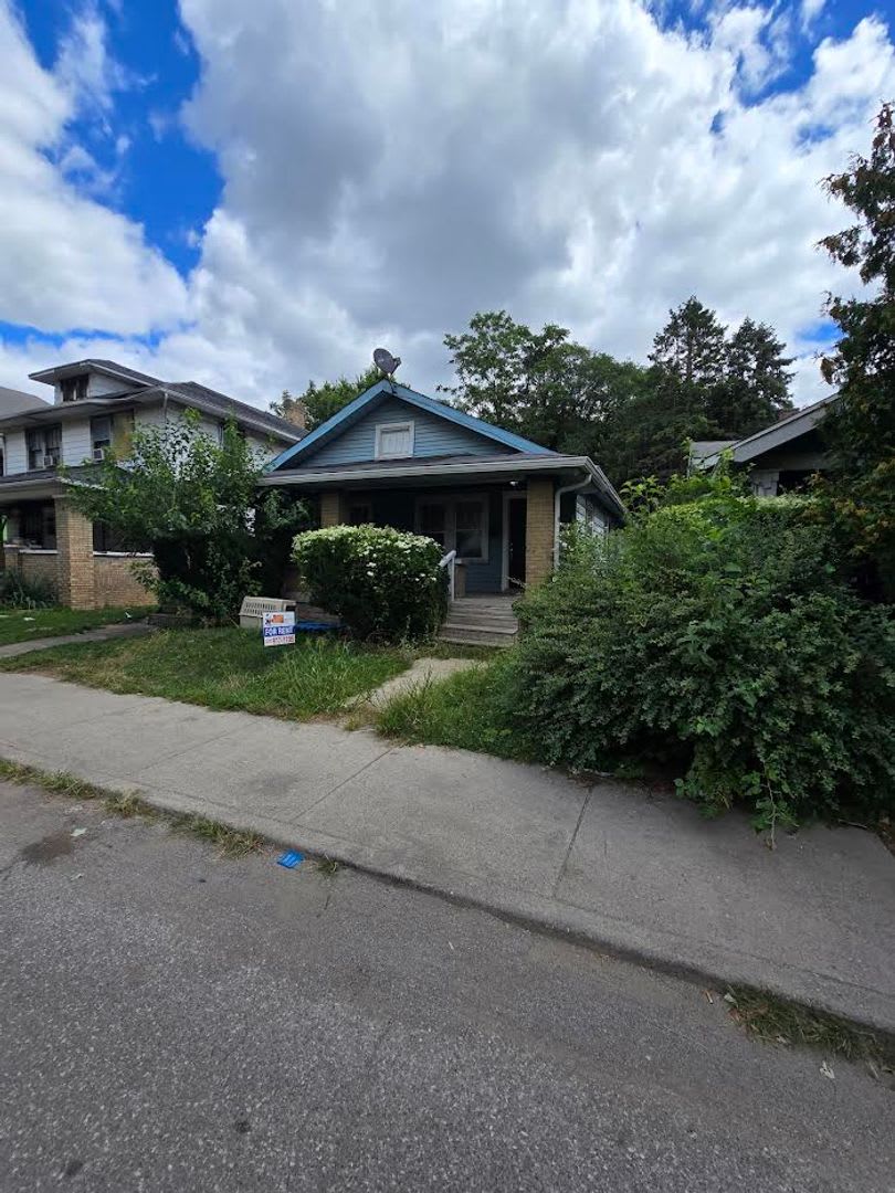 Spacious Two Bedroom Duplex Near New York St and East Washington St