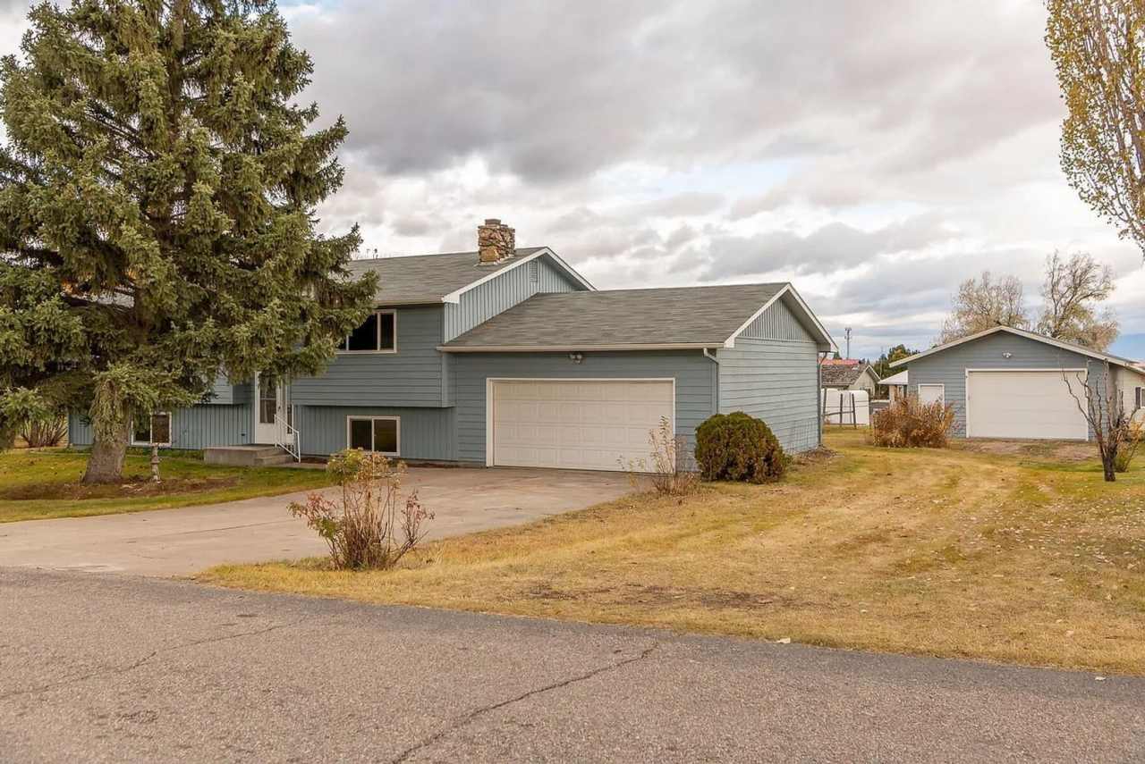 Beautiful House with 2 Wood Stoves across from park in Kalispell