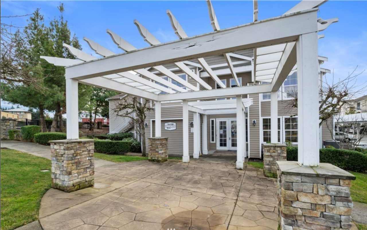 Act Fast! Rent Lowered to 1600.00!!! Quiet Waterford Crossing 2 bedroom Condo