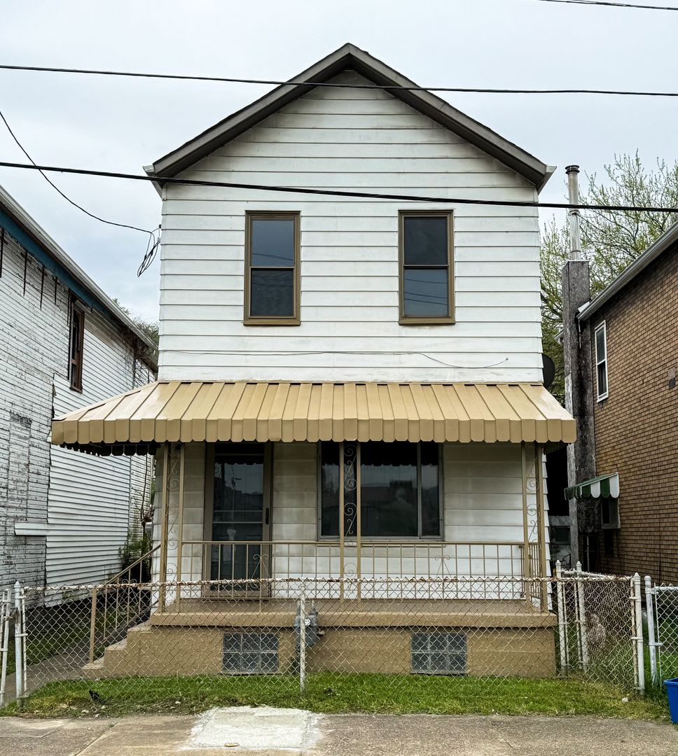 Bright 2 Bedroom home in McKees Rocks Available Now!