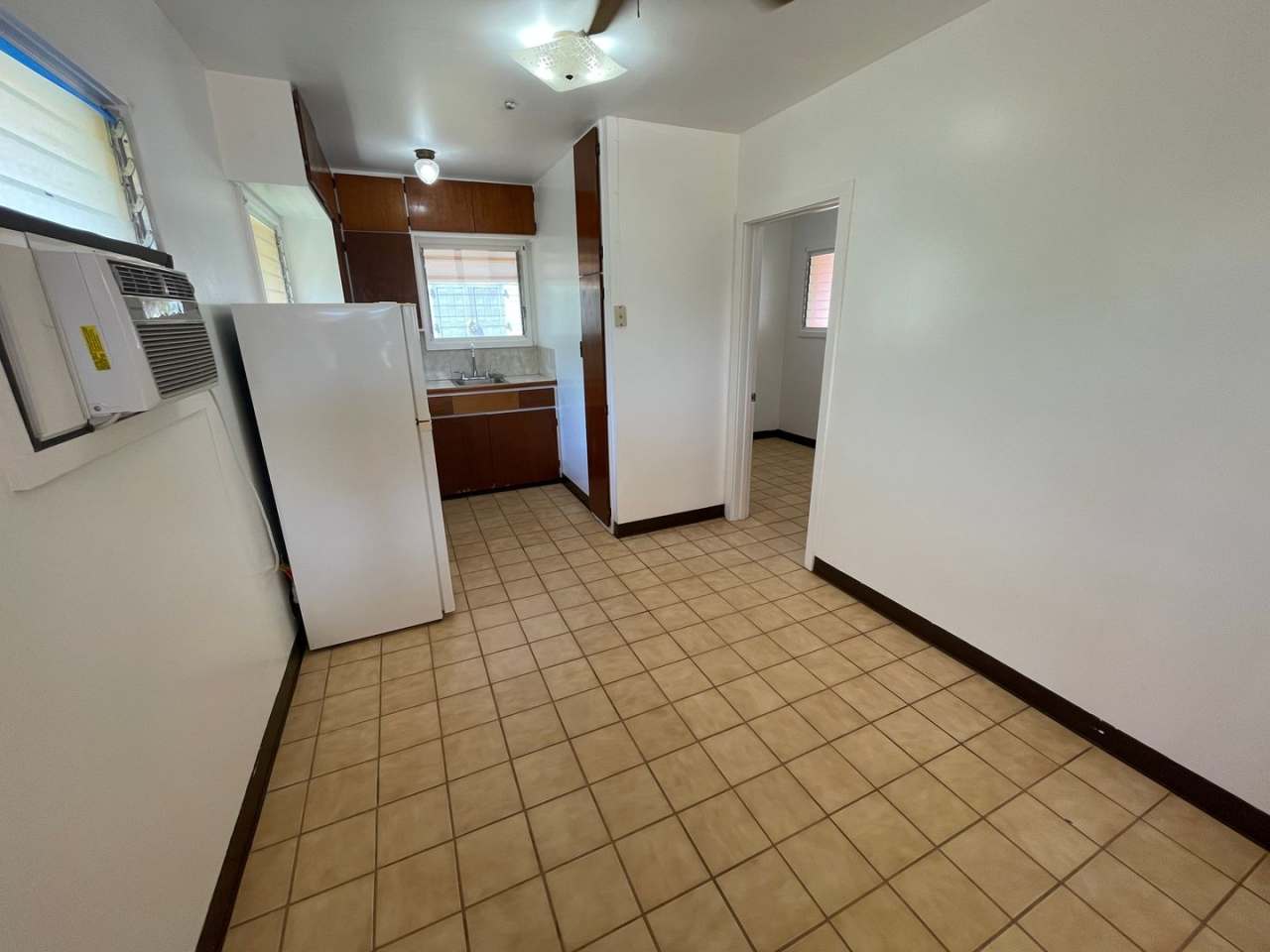 COZY KAIMUKI COTTAGE- UTILITIES AND PARKING INCLUDED