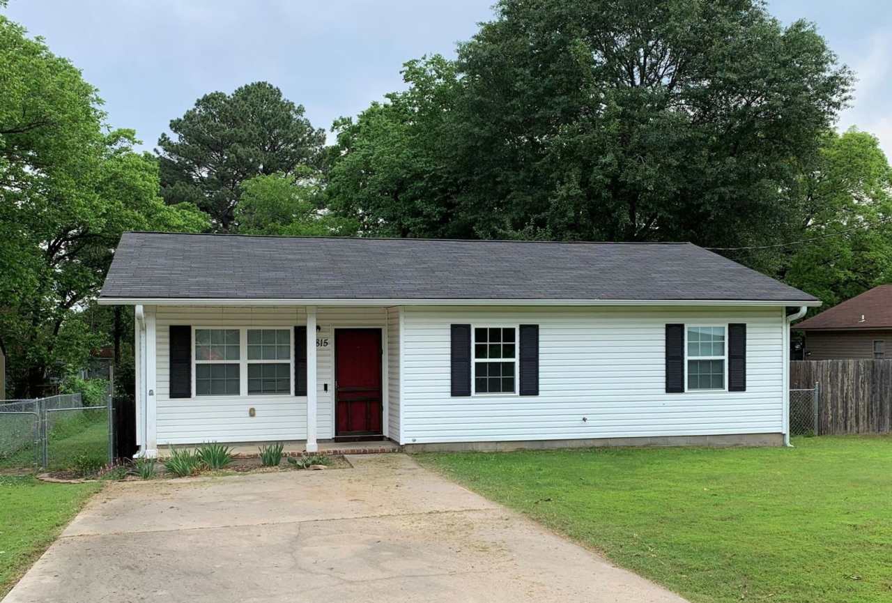 Come take a look at this cute 3 bedroom 1.5 bathroom home!