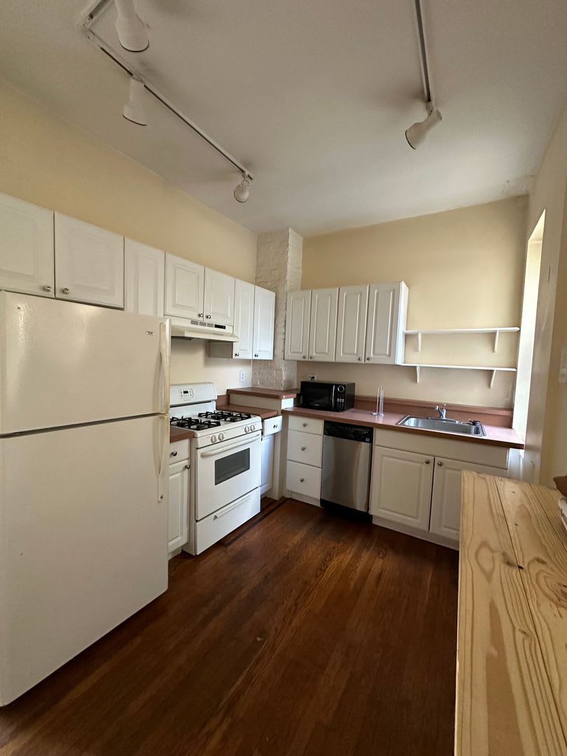 Spacious 1 Bedroom Apartment in Queen Village - Perfect Blend of Comfort and Location