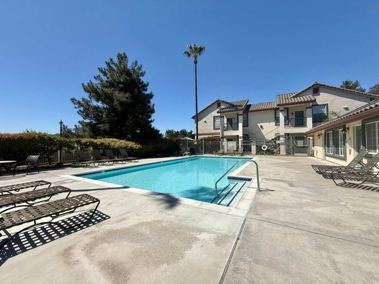 Spacious 2 Bedroom Condo in Sabre Springs! Community with Tons of Ammenities!