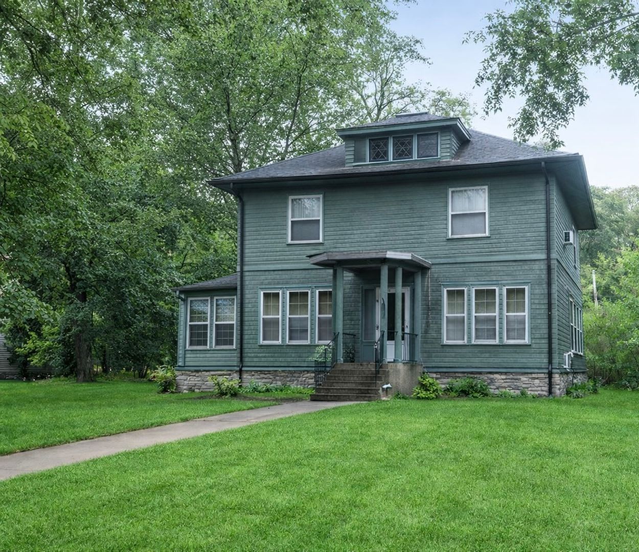 June 1st 2026 MOVE IN- Near St. Thomas - Huge 5 Bedroom with Deck and Garage! Large Bedrooms!