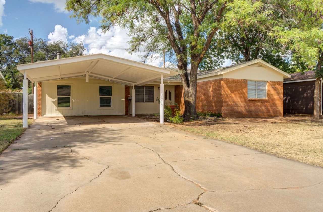 Newly remodeled 3 bad 2 bath near South Loop 289 now available