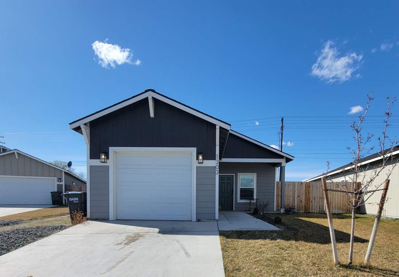 Conveniently Located 3-Bedroom Home in Benton City