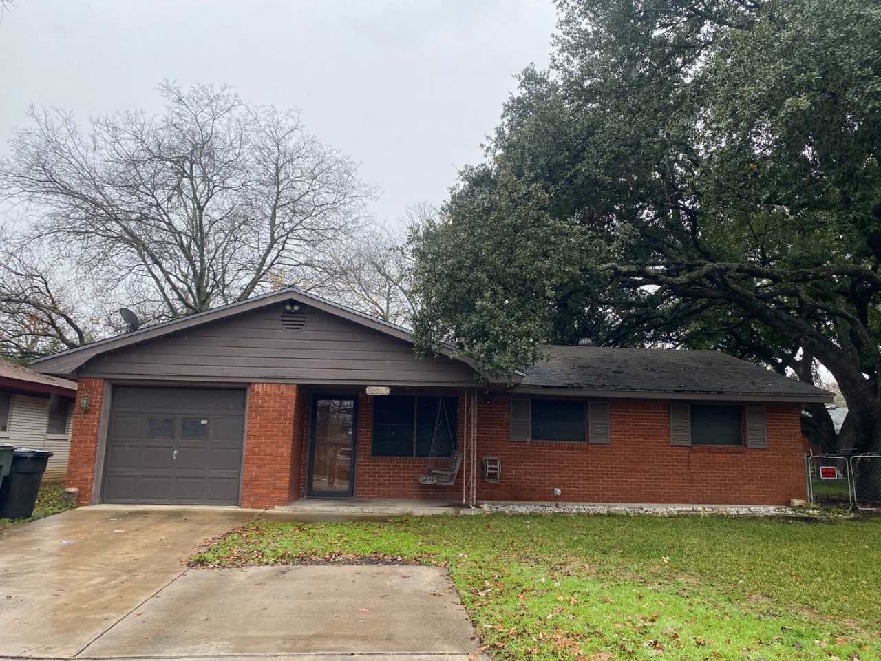 3 BEDROOM NEAR BONHAM MIDDLE SCHOOL, EASY COMMUTE