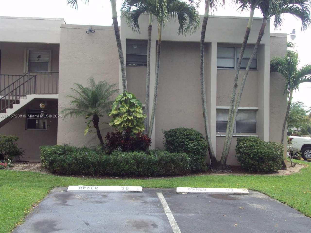 8530 Old Country Mnr