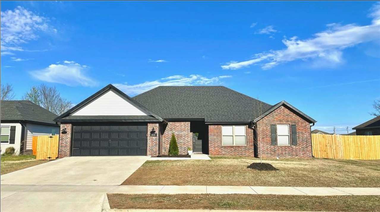 Stylish 4-Bed With Fireplace  Covered Porch