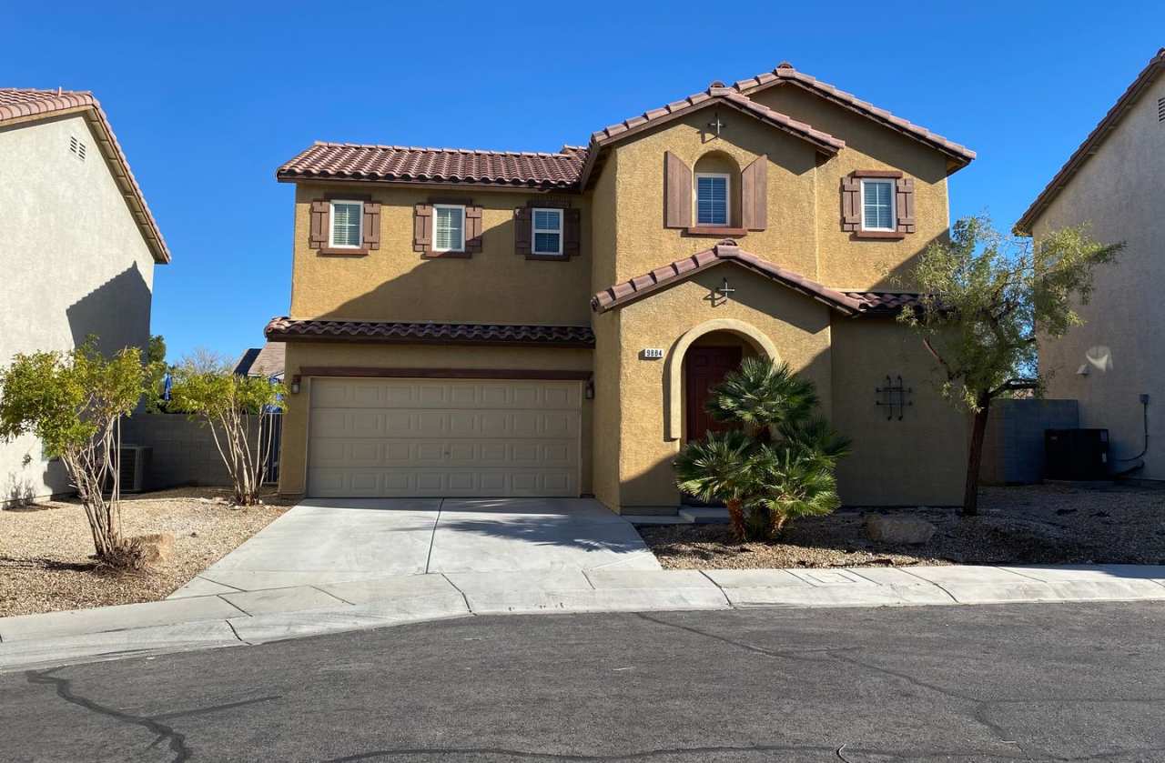 Two Story 3 bed/2.5 bath home in Silverado Ranch area