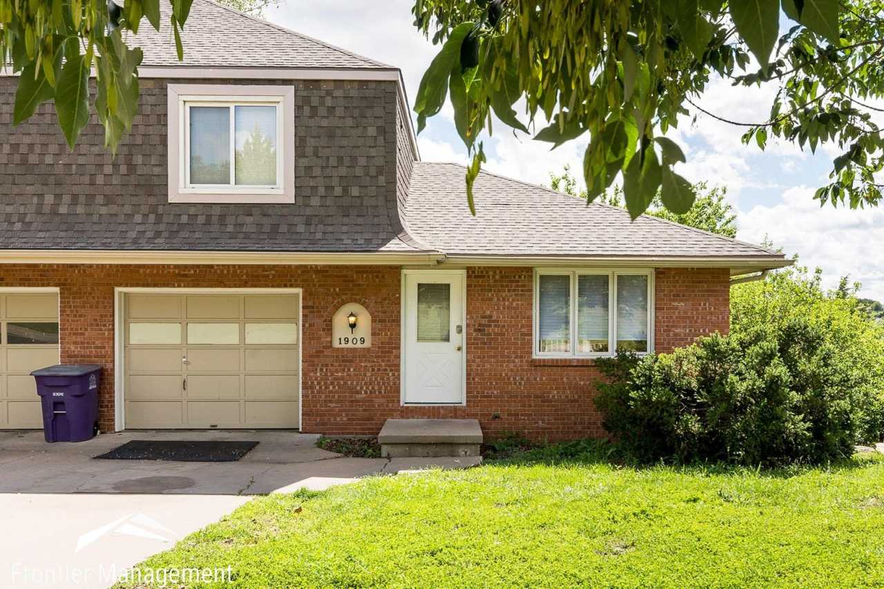 Beautiful 2 Bedroom Duplex located in West Manhattan!