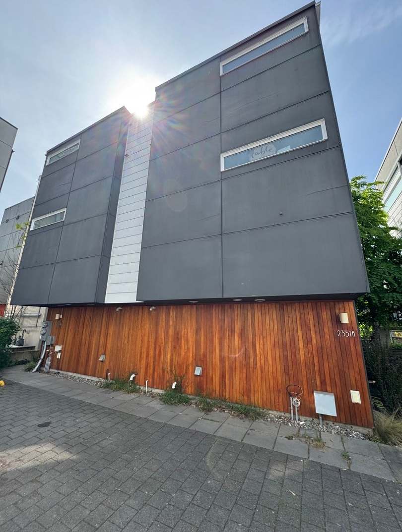 Modern 2 bed 2 bath townhome in Eastlake with panoramic view of Lake Union