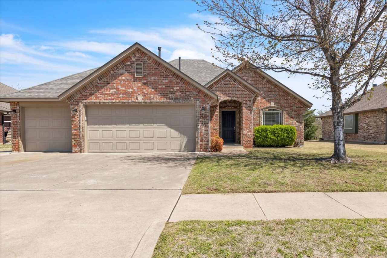 3 car garage in Surrey Hills