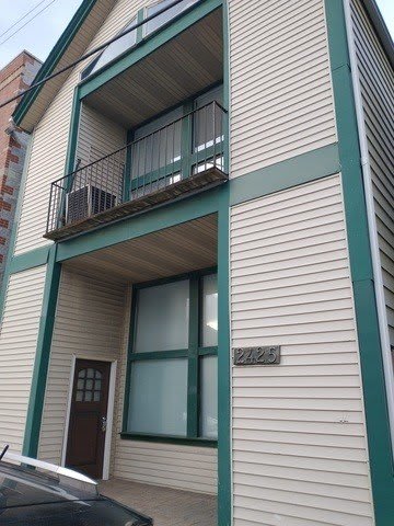 2425 N CLYBOURN Avenue