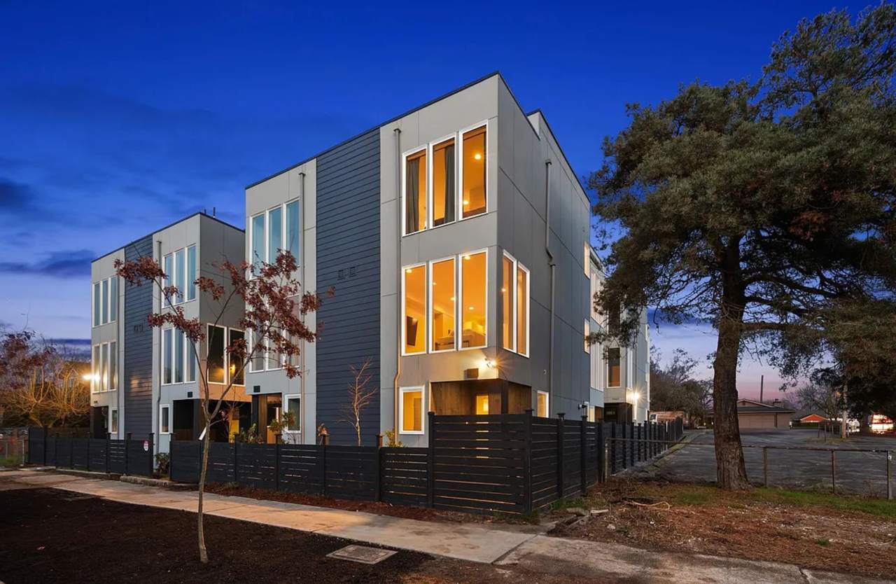 3 Bed 2 Bathroom White Center Townhouse