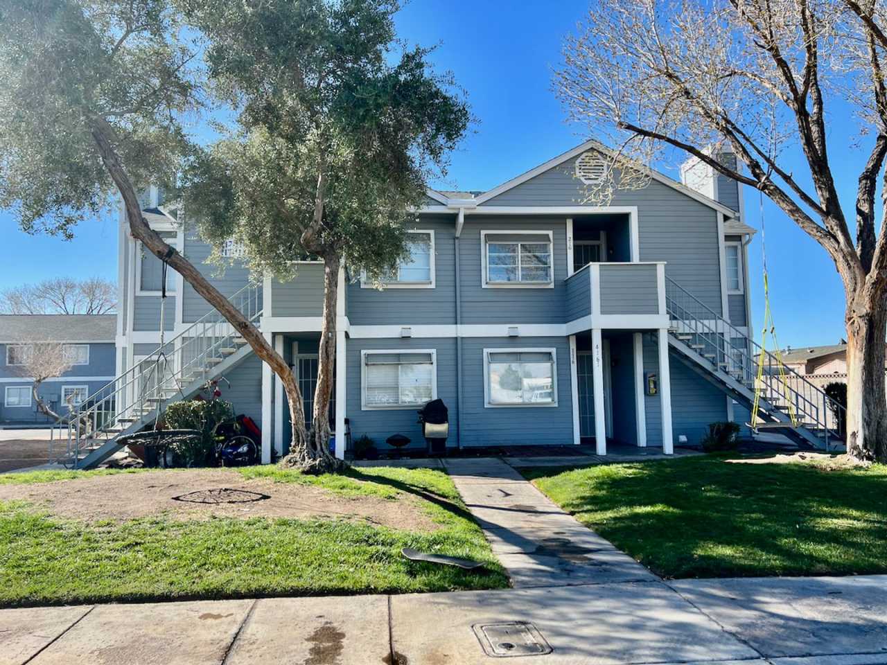 Renovated 2bedroom downstairs unit ready for immediate move-in.