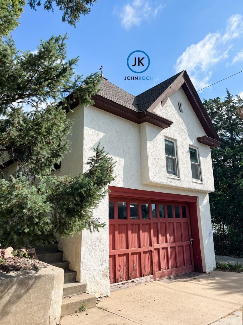 Historic carriage house renovated into a loft apartment! 1 bed 1 bath! Close to downtown