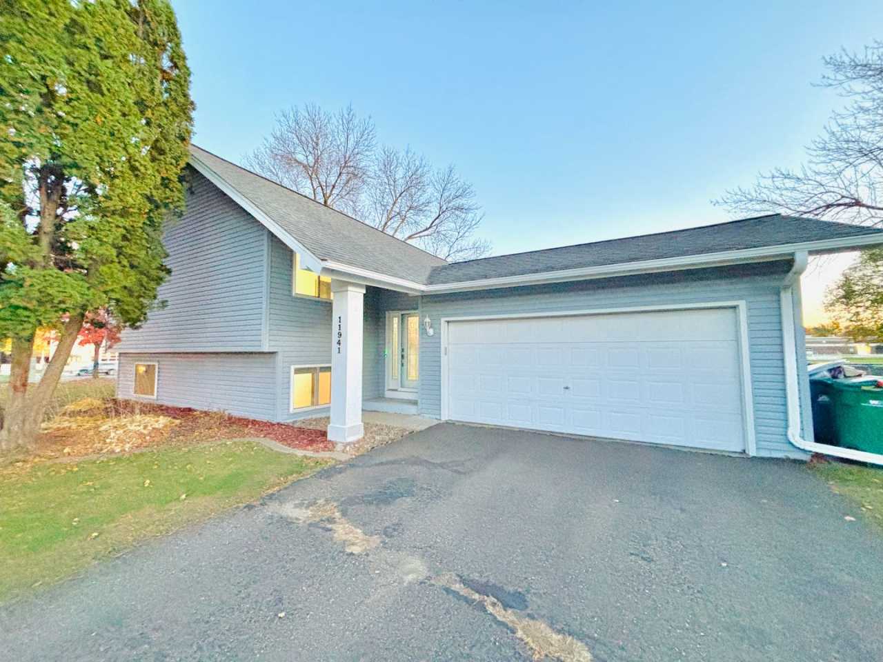 Hidden Gem! 4bed 2bath Single Family Home in Maple Grove, Featuring a Fenced in Back Yard