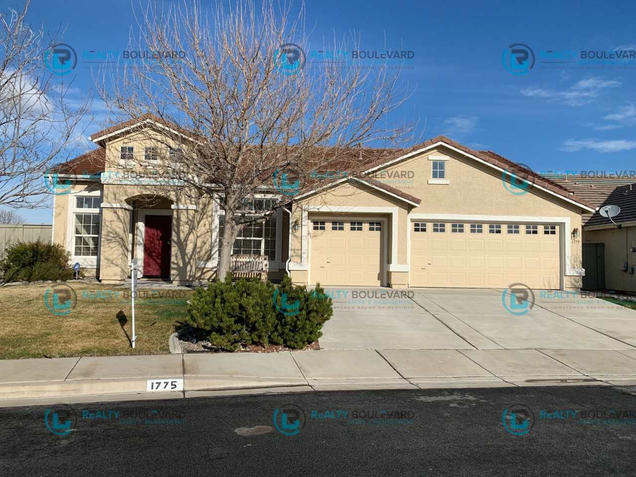 Beautiful 3 Bedroom, 2Bath, 3 Car Garage home in South Reno With Large Back Yard and Hot Tub!