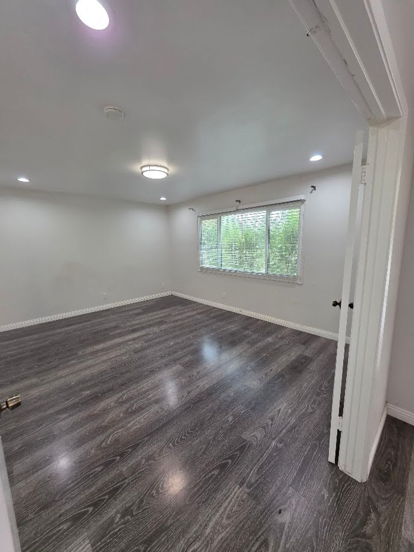 SPACIOUS 4BD/2BA WITH GARAGE, LAUNDRY AND FRONT AND BACK YARD THAT IS PET FRIENDLY!!