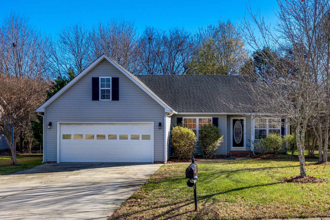 Adorable 3 Bedroom 2 bath RANCH in Fort Mill!