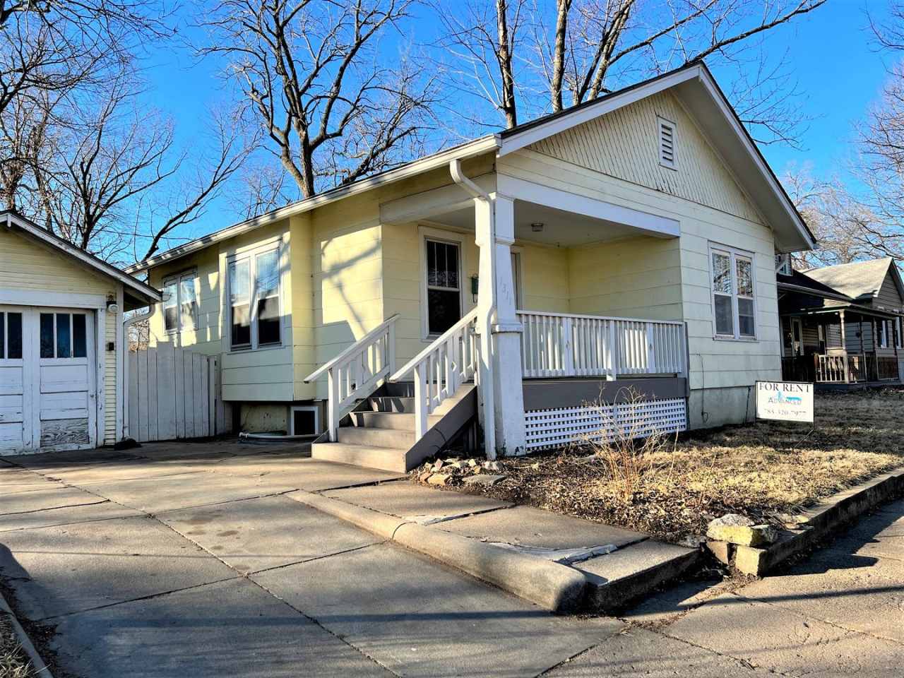 SINGLE FAMILY HOME W/LARGE FENCED YARD!