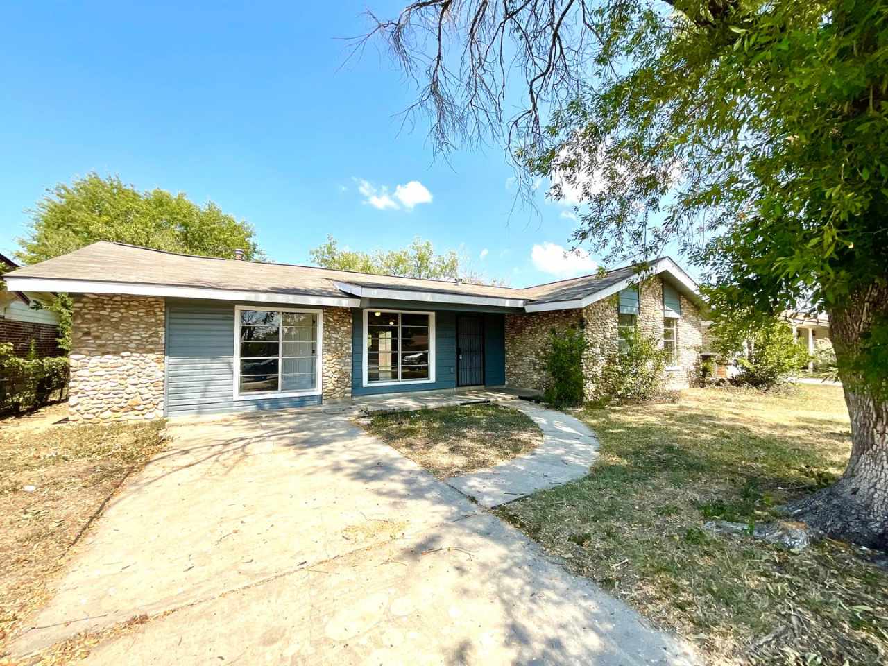 Spacious 4-Bedroom Home with Huge Backyard in San Antonio