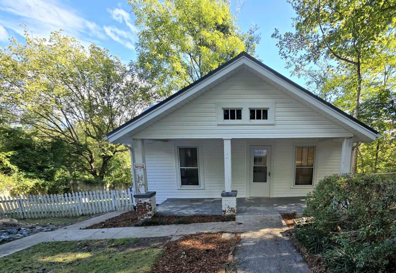 Cozy Lenoir 2/1 Bungalow with Fenced Yard on Cul-de-Sac