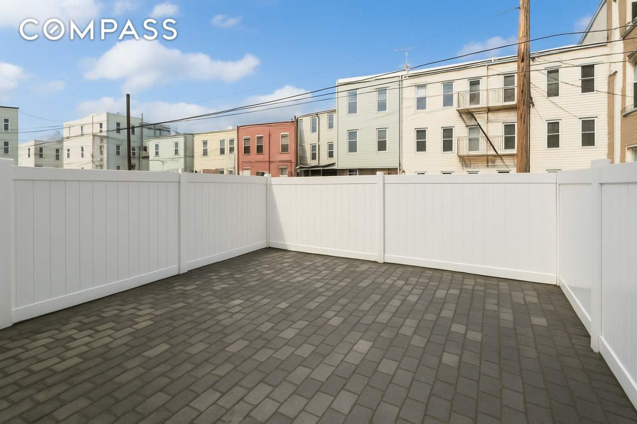 671 Metropolitan Avenue