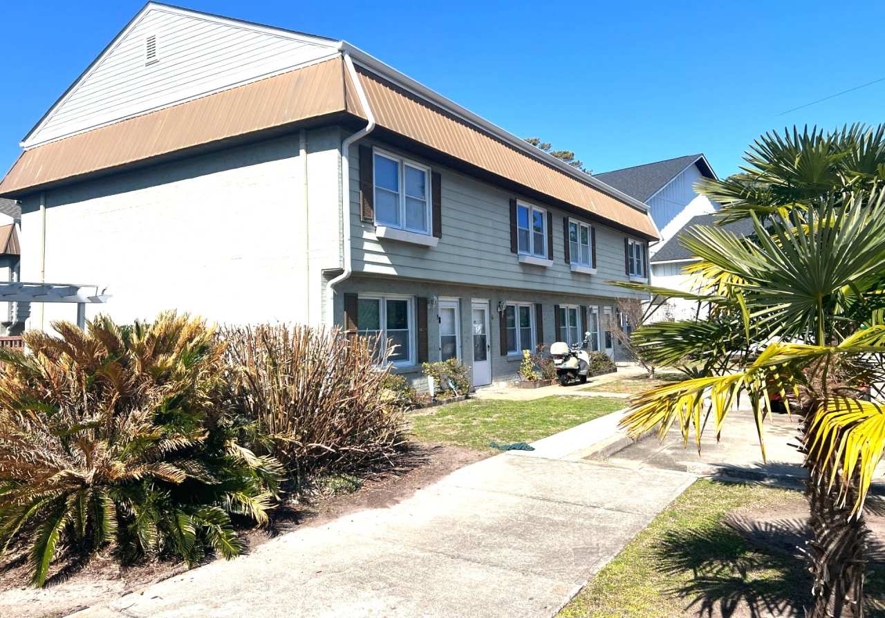 Pet friendly! 2 Bedroom, 1.5 Bath Town Home Located near 48th Av North in Myrtle Beach!