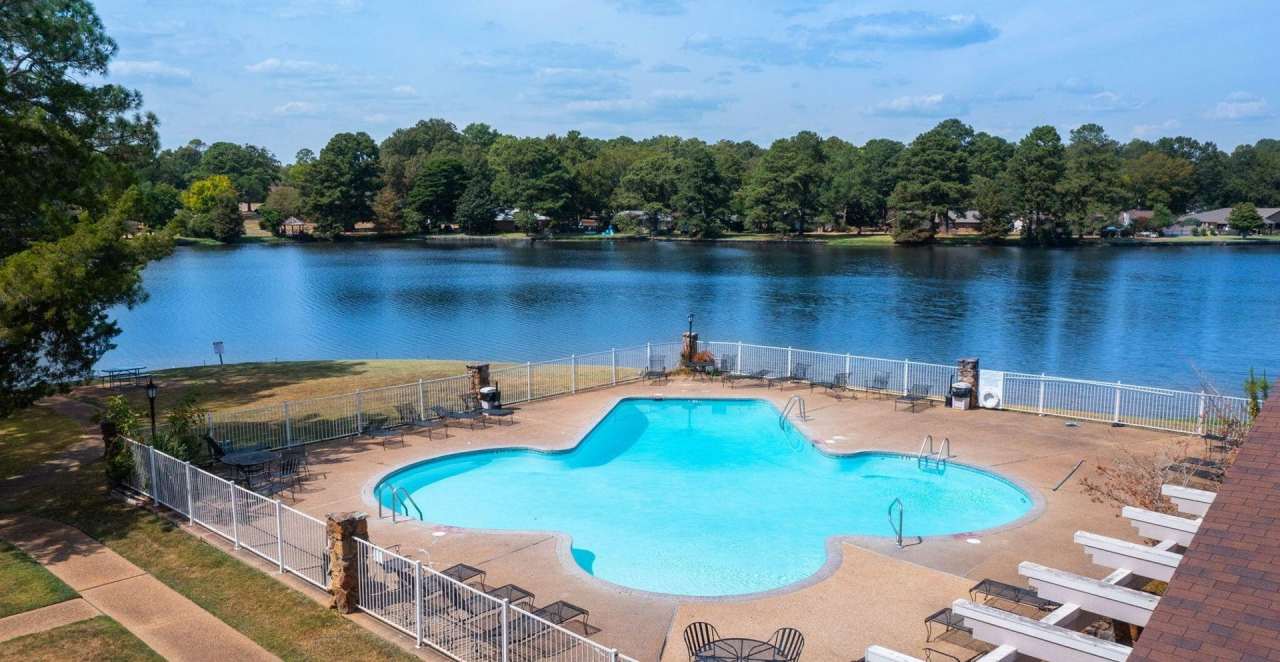 Live Where Convenience Meets Comfort in Lakebend!