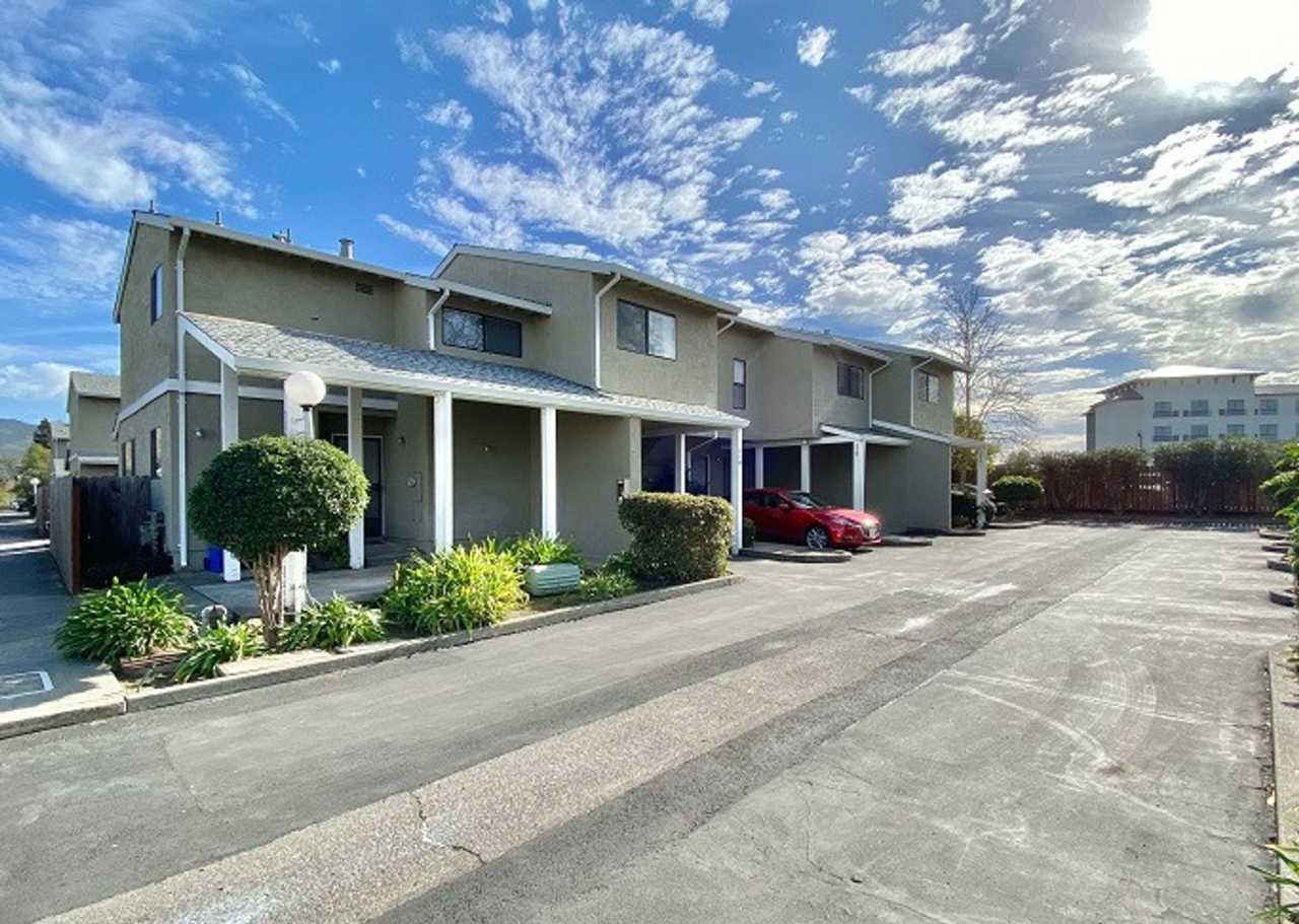 Beautifully Renovated Two Bedroom Napa Townhome