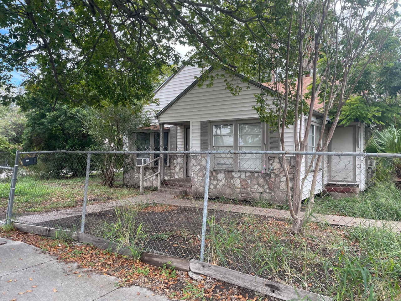 Spacious 3 Bedroom Corner Home at 2022 Craig St.-Section 8