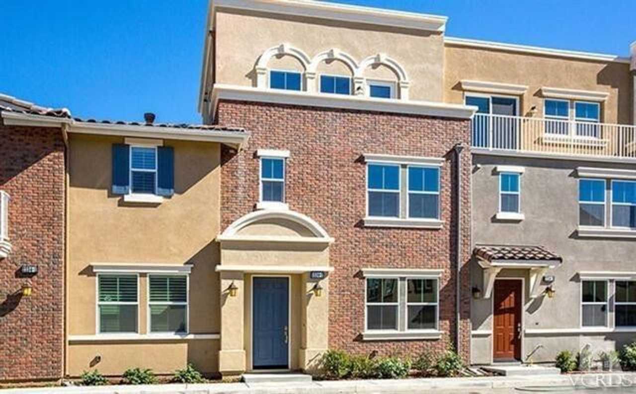 3 bed, 2 1/2 bath 3-story Marketplace Townhome